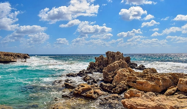 6. Какая страна разделена между турками и греками?