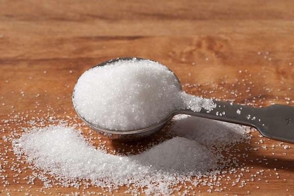Perdelerinizi temizlerken kullanabileceğiniz malzemelerden biri her gün mutfakta kullandığımız şeker.