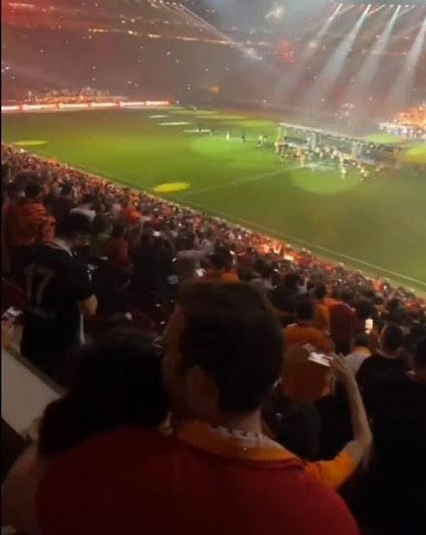 İddialara göre, Galatasaray-Fenerbahçe maçında görüntülenen ikili aslında derbiyi beraber izlemiş... Hatta locada çok samimi anlar yaşamışlar. Aşağıda gördüğünüz fotoğraf da sızınca bu aşk iddiası güçlendi tabii 👇