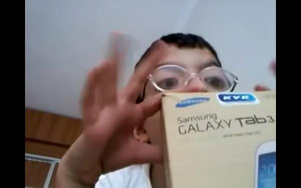 SAMSUNG Galaxy Tab 3 kutusunun açılımını çektiği video ile gösteren Onurcan, içinden çıkan salatalık karşısında şok olmuştu.