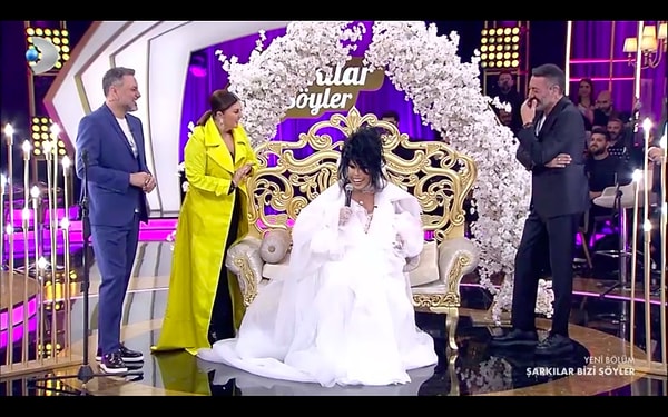 Kanal D ekranlarının sevilen programı "Şarkılar Bizi Söyler"in konuğu bu kez "Diva konsepti" ile Bülent Ersoy oldu.