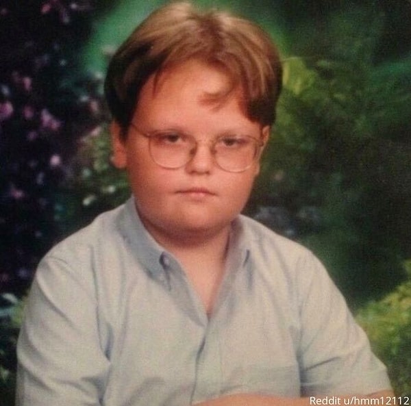 10. «Очень серьезная фотография моего мужа из начальной школы».