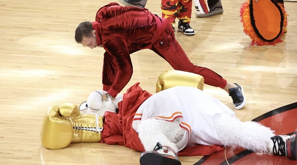 Kurgu gereği maskotu tek yumrukla yere yığan eski sporcu, yere düşen maskot 'Burnie'ye yerdeyken bir yumruk daha atınca hastanelik etti.