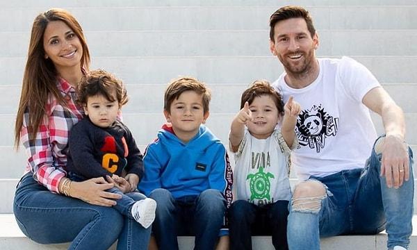 Messi'nin Amerika'ya transfer olmayı tercih etme sebebinde ailesinin ön plana çıktığı konuluşuyor. Süperstar, çocuklarının iyi bir eğitim görmesi için Inter Miami'ye evet demiş.