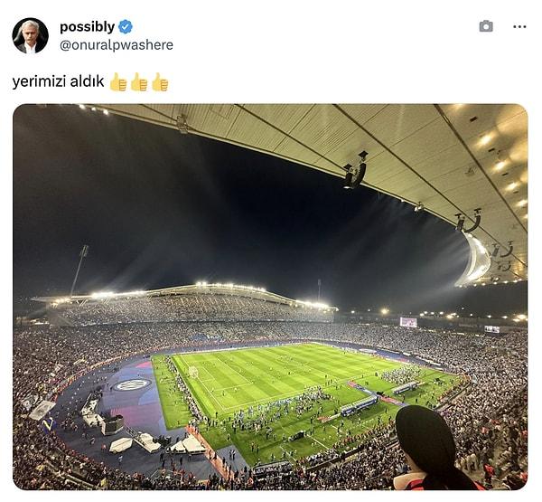 Olimpiyat Stadyumu'na girmeyi başaran talihli bir futbolsever tribünden bir fotoğraf paylaştı.
