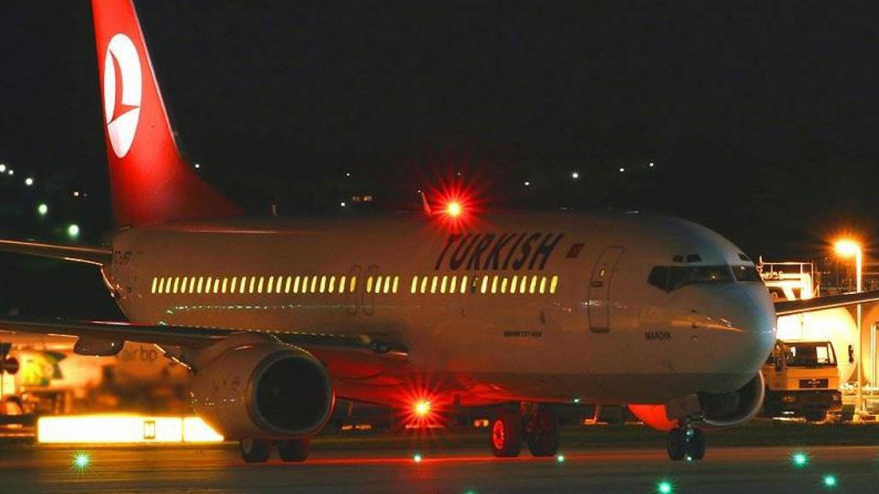 Самолет франкфурт стамбул. Boeing 737-8f2. Turkish Airlines ночью. Turkish Airlines в ночью небо. Hava Yollari Баку ночью.