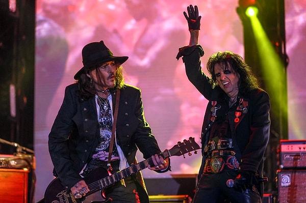 Tüm dünyanın hayranı olduğu Johnny Depp, rock müziğin efsane isimleri Alice Cooper ve Joe Perry'den oluşan müzik grubu Hollywood Vampires ile İstanbul'da konser verdi.