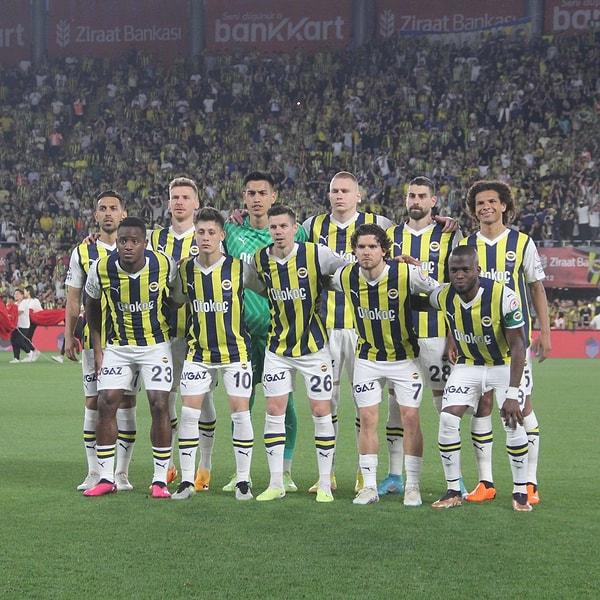 Fenerbahçe maça yeni sezon çubuklu formasıya çıktı.