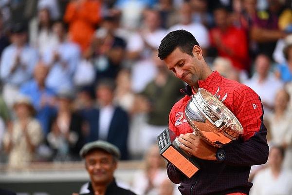 Teniste sezonun ikinci Grand Slam turnuvası olan Fransa'daki Roland Garros'da ipi Novak Djokovic göğüsledi.