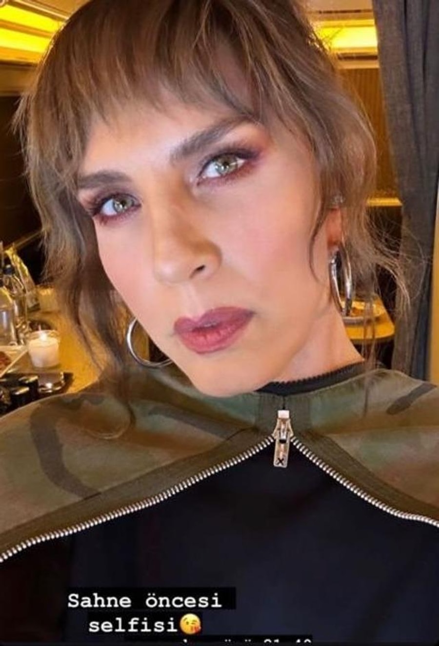 Ünlü şarkıcı geçtiğimiz akşam sahneye çıkmadan önce çekmiş olduğu bu selfie...