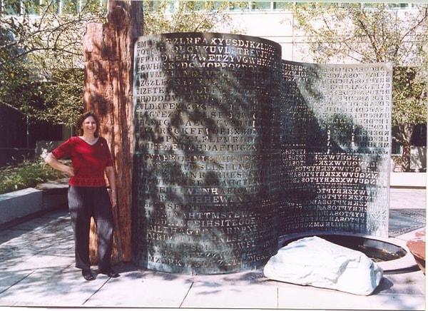 1990 yılında CIA bahçesine yerleştirilen 'Kryptos' heykelinin dört şifreli mesajından üçü çözüldü.
