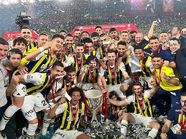 Türkiye Kupası'nı kazanarak taraftarlarını mutlu eden Fenerbahçe'de yeni teknik direktör arayışlarına başlandı.