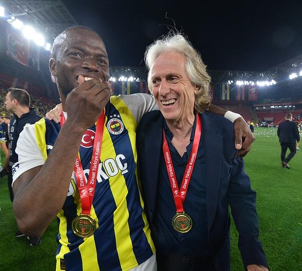 Jorge Jesus yönetiminde sezonu kupa ile tamamlayan Fenerbahçe'de ayrılacak isimler de belli olmaya başladı.