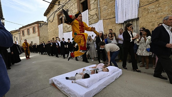 Более 400 лет испанцы везут младенцев на традиционный фестиваль Эль Колачо, где детей защищает прыгающий дьявол