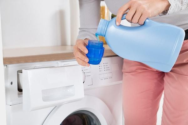 Çamaşır makinesi ile ilgili yapılan en büyük yanlışlardan biri çok fazla deterjan kullanmak.