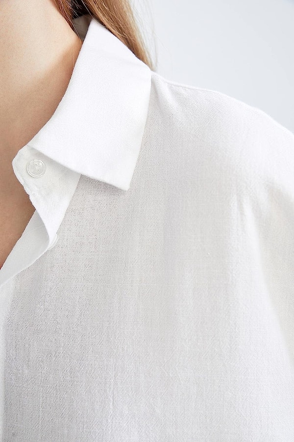 2. Keten görünümlü beyaz bir gömlek yaz aylarında kurtarıcınız olacaktır.