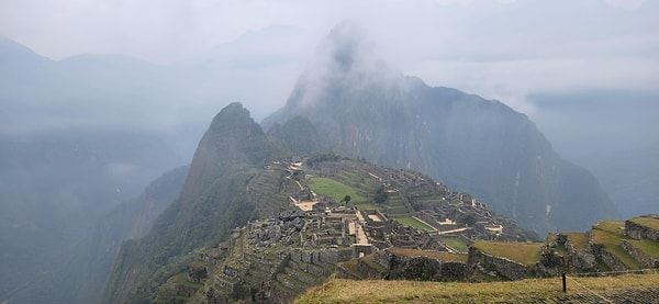 Machu Picchu, Peru'nun güneyinde yer alan tarihi bir şehirdir. Yüksekliği yaklaşık 2,400 metre olan bu antik kent, Inka İmparatorluğu döneminde inşa edilmiştir. Machu Picchu, 15. yüzyılda inşa edilmiş olup, İspanyol işgalinden kaçan Inka hükümdarı Pachacuti tarafından yaptırılmıştır.