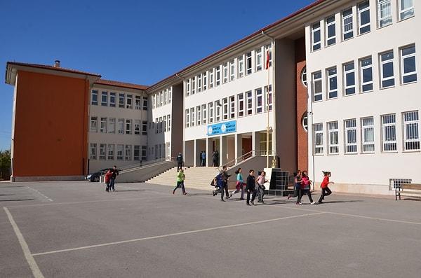 Düzenleme kapsamında Eskişehir ve İzmir'deki okullara görevlendirmeler yapıldı.