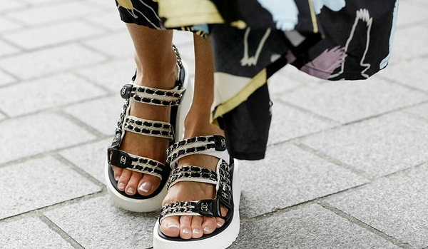 1. Выберите сандалии на лето: