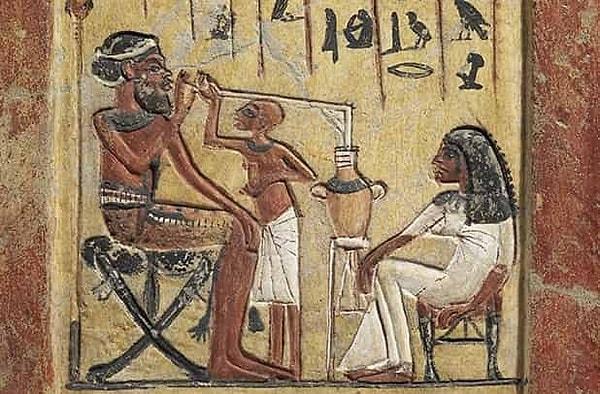 Bunlardan biri de 2000 yıllık eski bir vazonun analizinde ortaya çıktı. Vazo üzerinde yapılan araştırmalar eski Mısırlıların insan kanıyla karıştırılmış halüsinojenik ilaçları kokteyl olarak içtiğini ortaya koyuyor.