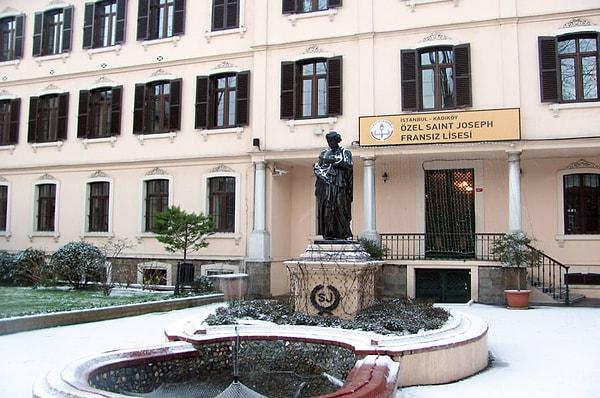 İstanbul Saint Joseph Fransız Lisesi geçen yıl 165 bin lira olarak görülürken, bu yıl fiyatı 380 bin 128 liraya çıktı.