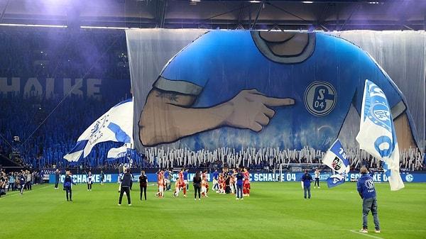 5. Schalke 04 tribünleri takımları zor durumda olsa da asla yalnız bırakmamıştı.