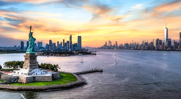 9. Статуя Свободы была подарена Соединенным Штатам...