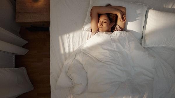 5. Kaliteli bir uyku enerjinizi yükseltmek için çok gerekli. Vücudun dinlenmesi ve yenilenmesi için uykunuzu yeterince almanız gerekiyor.