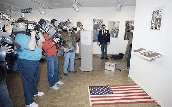 13. ABD Bayrağını Sergilemenin Doğru Yolu Nedir? - Amerika (1989)