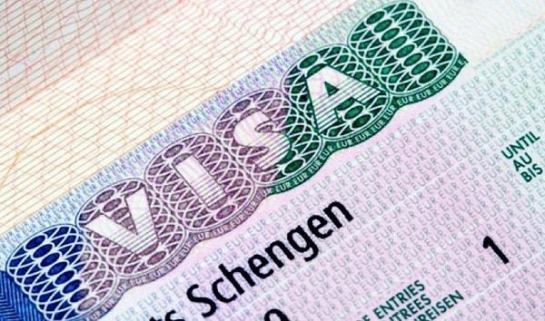 Türkiye’de Schengen vizesi almak artık iyice zorlaştı. Turistik vizelerin yanı sıra iş için vize almak bile neredeyse imkansız hale geldi.