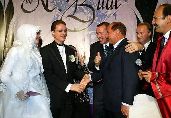 Silvio Berlusconi, Cumhurbaşkanı Recep Tayyip Erdoğan'a da oldukça yakın bir isimdi. Ünlü siyasetçi, Erdoğan'ın oğlu Bilal Erdoğan'ın düğününde yer almış ve şahitlik yapmıştı.