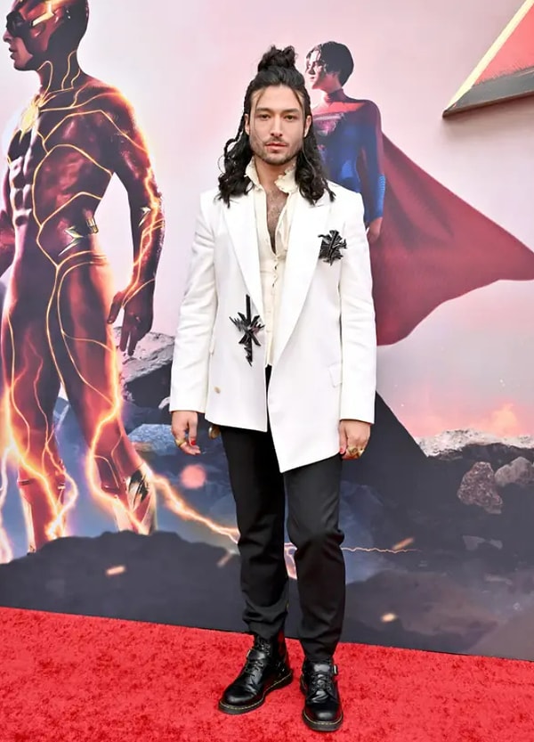 Учитывая все это, многие были искренне удивлены, когда Эзра появился на премьере «Флэша» в Лос-Анджелесе на этой неделе