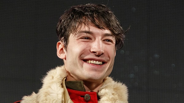 Пользователи сети поделились на два лагеря: одни считают, что актер не имел права появляться на премьере, учитывая, что он натворил за последнее время