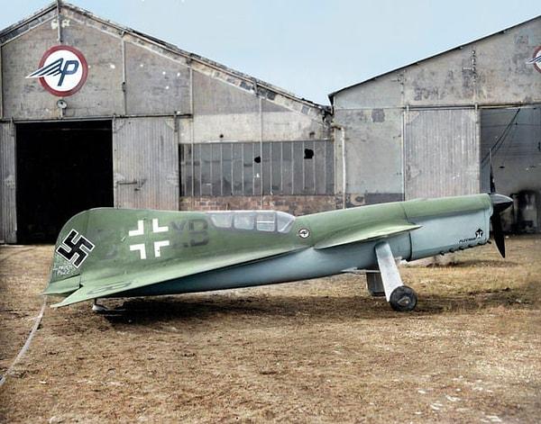 6. İkinci Dünya Savaşı sırasında Nazi amblemli bir Fransız uçağı: Payen PA-22
