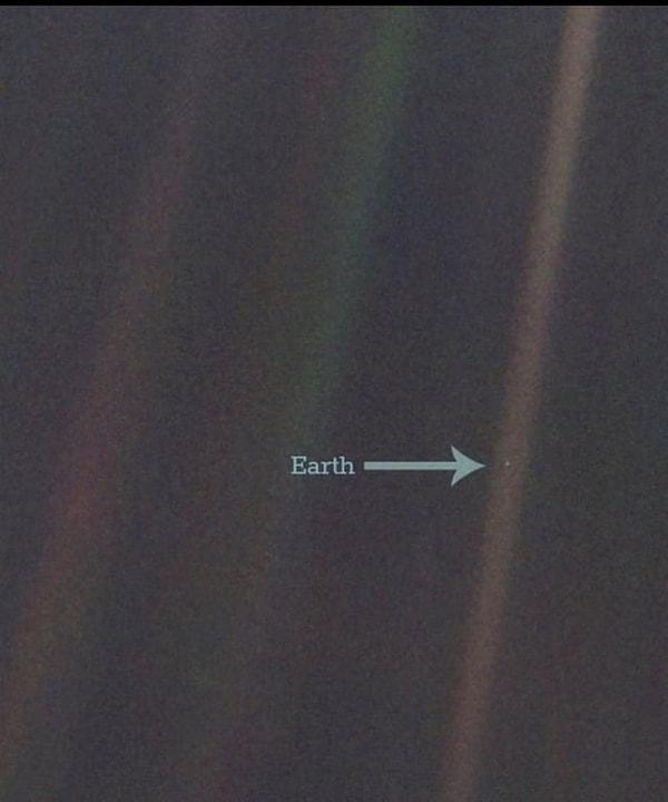 7. Şu küçücük nokta Dünya'mız! Bu fotoğraf ise 1990 yılında Voyager 1 tarafından çekilmiş.
