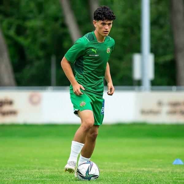 2. Beşiktaş, Rapid Wien forması giyen 19 yaşındaki orta saha Enes Tepecik'i kadrosuna katmak istiyor. (Fabrizio Romano)