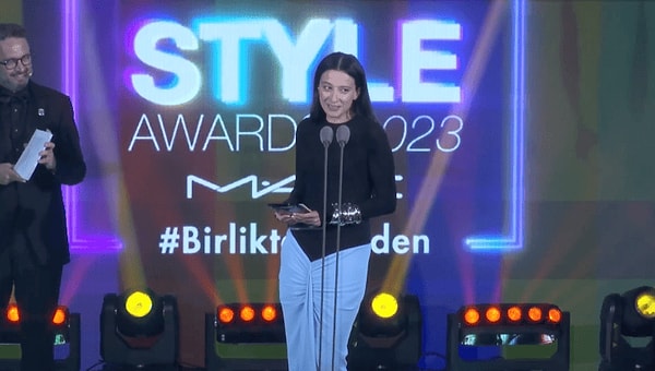 Dün akşam gerçekleşen Elle Style Awards Ödülleri'nde "Yılın Stil Sahibi Müzisyeni" ödülünü kazanan Melike Şahin'in, ödül konuşmasında hem kendi hem de dışlanan diğer gruplar adına değindiği noktalar dikkatlerden kaçmadı. "Bu topraklarda bir gün kimi sevdiğimiz, kimi öptüğümüzle yargılanmadığımız günler gelecek..."