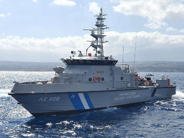 Yunan medyası ise teknenin 400’den fazla göçmeni taşıdığı, 17 göçmenin cansız bedenine ulaşıldığını duyurdu. Sahil güvenlik ekiplerinin arama kurtarma çalışmaları devam ediyor.