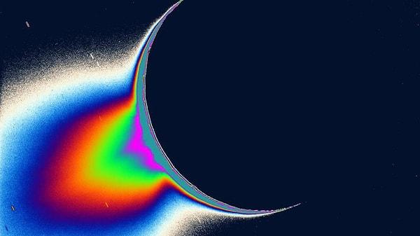 Enceladus'un meşhur püskürmesi ayın kendisini bile gölgede bırakıyor.