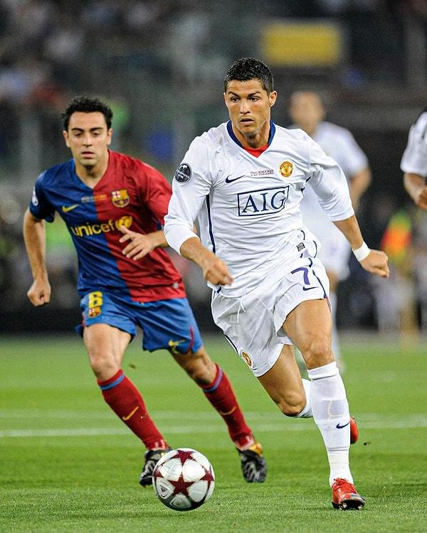 2. Kimilerine göre tüm zamanların en iyi orta saha oyuncusu olan Xavi, kariyeri boyunca Ronaldo'dan daha az asist yaptı. Xavi: 212, Ronaldo: 225 asist. Vallahi gerçek.