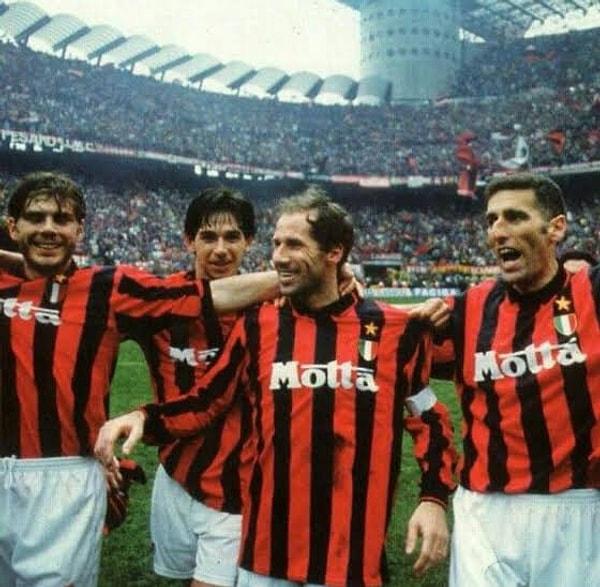 22. AC Milan 1993-94 sezonunda sadece 34 maçta 36 gol atarak şampiyon oldu. Kalelerinde sadece 15 gol gördüler. Hayal etmesi bile çok güç.