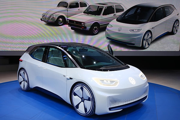 Elektrikli otomobil endüstrisinin büyük oyuncularından biri haline gelen Alman üretici Volkswagen, klasikleşen araç serilerinin yeni elektrikli modellerini üretme peşinde.