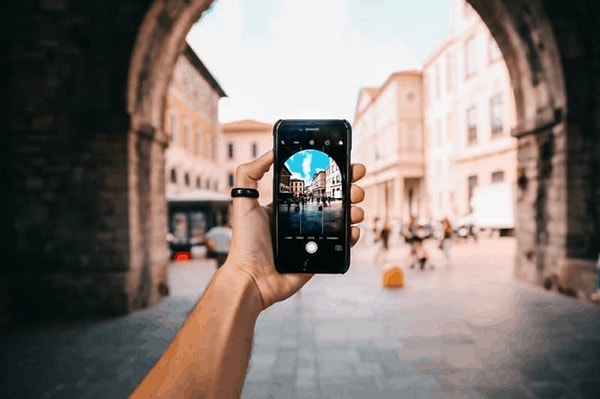 iPhone cihazınızda en iyi fotoğrafı çekmenin yolu aslında "Ayarlar" bölümünde gizli. @idriscanocakdan TikTok'ta paylaştığı videoda kötü fotoğraf çektiğini düşündüğünüz iPhone 14 Pro Max'iniz için yapmanız gerekenleri söyledi.