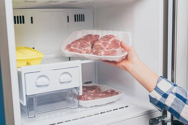 Nem Kontrolü: Eti dinlendirme sürecinde nem kontrolü önemlidir. Eti kapalı bir şekilde dinlendirmek, nemin etin üzerinde yoğunlaşmasını engelleyecektir. Eti üzerini hava almayacak şekilde kapatabilirsiniz.