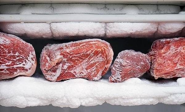 Dondurucuda Saklama Sıcaklığı: Kurban etini dondurucuda -18°C veya daha düşük bir sıcaklıkta saklayın. Bu düşük sıcaklık, etin mikroorganizmaların üremesini engelleyerek tazeliğini ve kalitesini korumasına yardımcı olur.