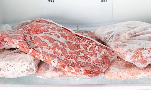 Derin dondurucuda etin saklanma süresi, doğru saklama koşullarına ve etin kalitesine bağlı olarak değişebilir. Genel olarak, derin dondurucuda et 6 ay ile 1 yıl arasında saklanabilir. Ancak, uygun ambalajlama ve düşük sıcaklıkta saklama süresi uzatılabilir.