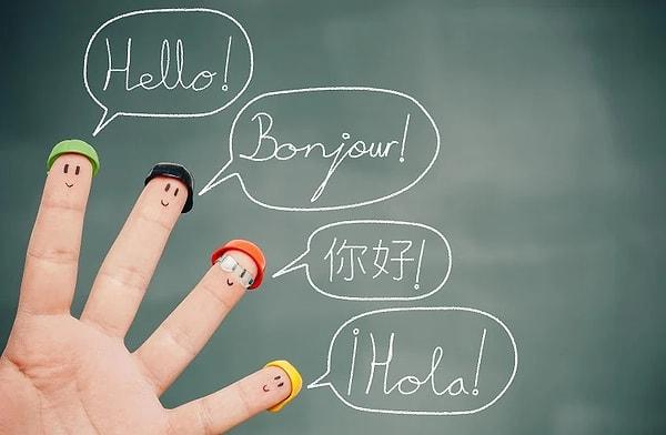 Dil gelişim uzmanları erken dil öğrenme noktasında anne ve babalara iki farklı öneride bulunuyor: