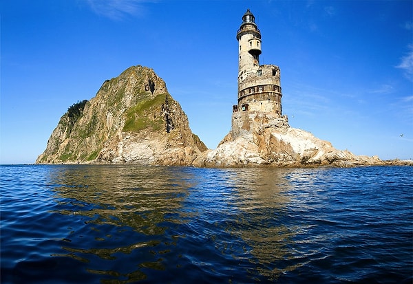 2. Какие моря соединяет пролив Лаперуза?