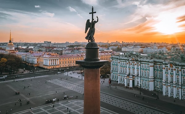 1. Сколько лет Петербург являлся столицей Российской Империи?