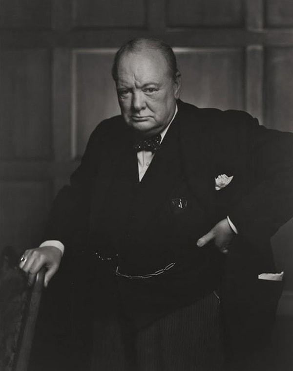 11. 1941'de Kanada Parlamentosu'nda konuşma yaptıktan sonra çekilen bu fotoğrafta, Churchill'in sinirli olmasının sebebi fotoğrafçı Yousuf Karsh'ın, Churchill'in purosunu elinden alması...